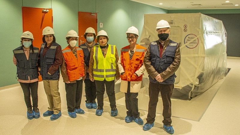 Funcionarios jubilados del Hospital de Quellón visitan avance del Nuevo Hospital de Quellón